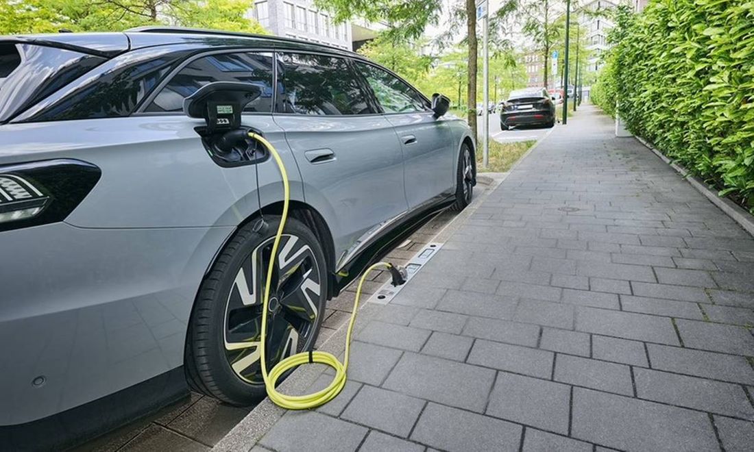 Το πεζοδρόμιο γίνεται… φορτιστής! Η λύση που μπορεί να αλλάξει για πάντα τη φόρτιση των EV στις πόλεις