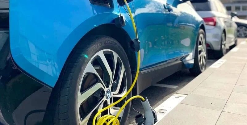 Το πεζοδρόμιο γίνεται… φορτιστής! Η λύση που μπορεί να αλλάξει για πάντα τη φόρτιση των EV στις πόλεις