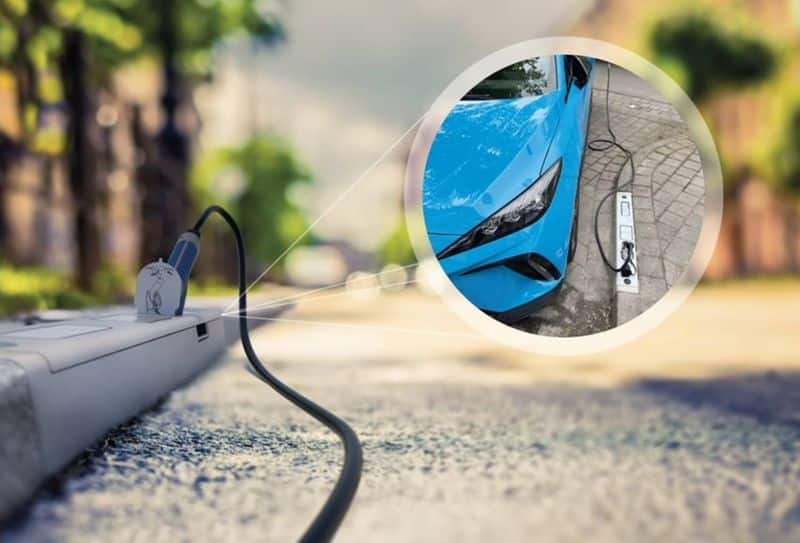 Το πεζοδρόμιο γίνεται… φορτιστής! Η λύση που μπορεί να αλλάξει για πάντα τη φόρτιση των EV στις πόλεις