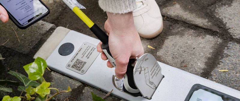 Το πεζοδρόμιο γίνεται… φορτιστής! Η λύση που μπορεί να αλλάξει για πάντα τη φόρτιση των EV στις πόλεις