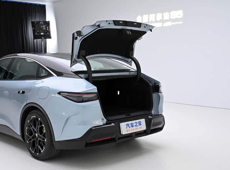 Ο νέος αντίπαλος του Tesla Model 3 έχει αυτονομία 700 Km και τιμή που ξεκινά από €13.000