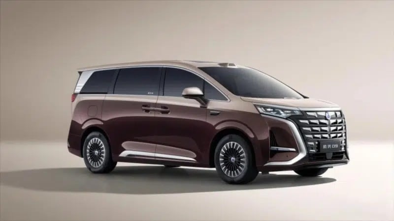 BYD: Πρώτες εικόνες από το εσωτερικό του νέου Denza D9