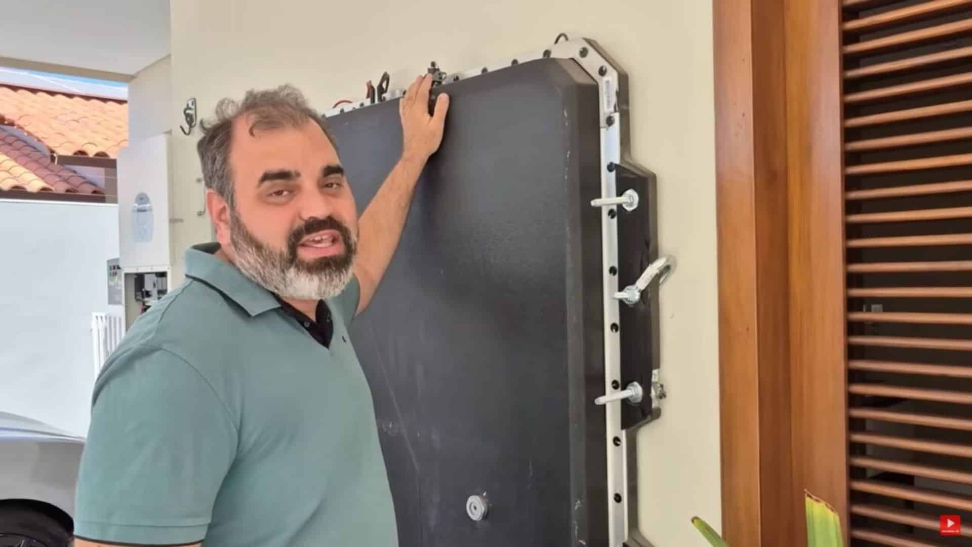 Έκανε το σπίτι του power bank με μπαταρίες αυτοκινήτου