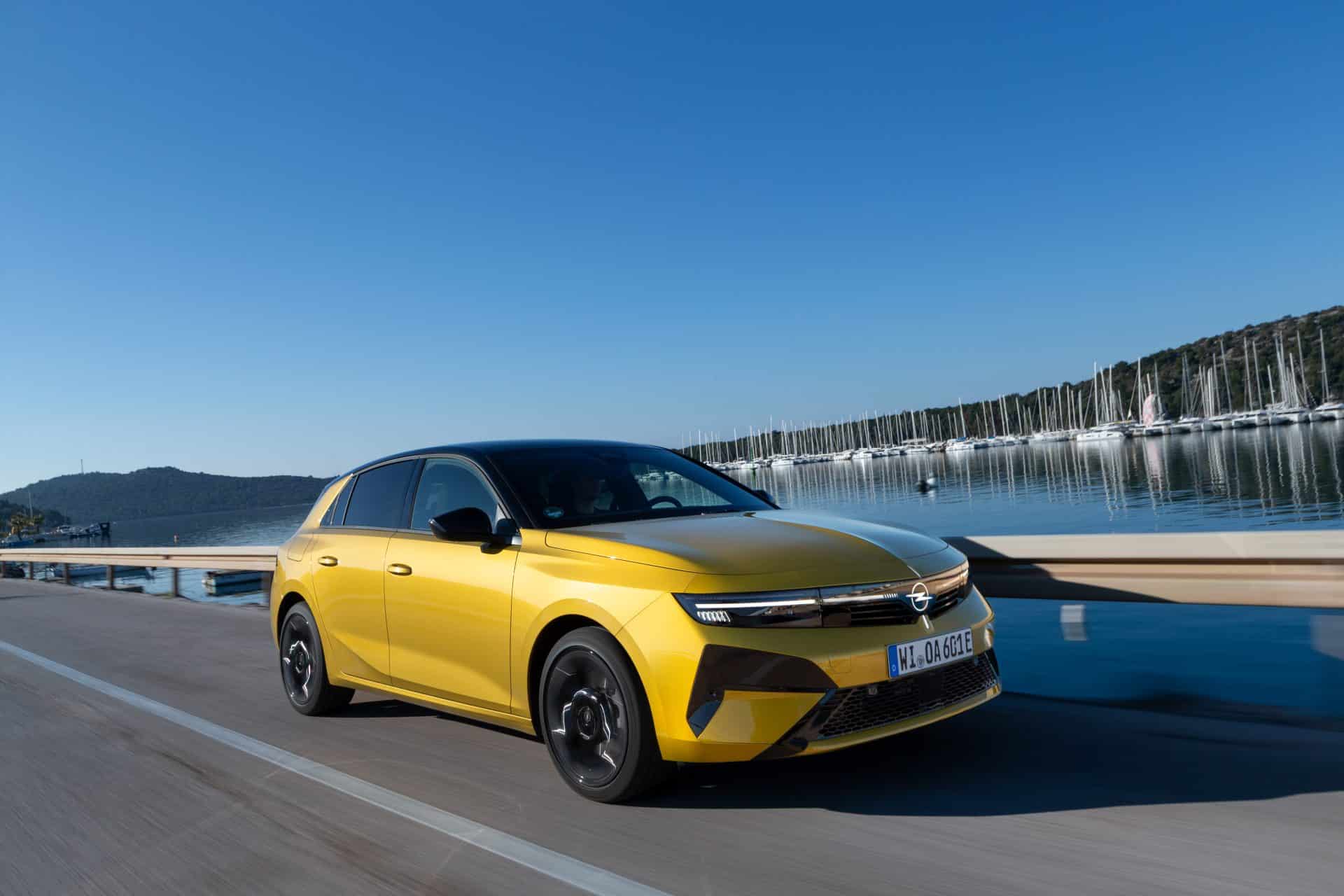 Βρείτε τους καρχαρίες στο νέο Opel Astra