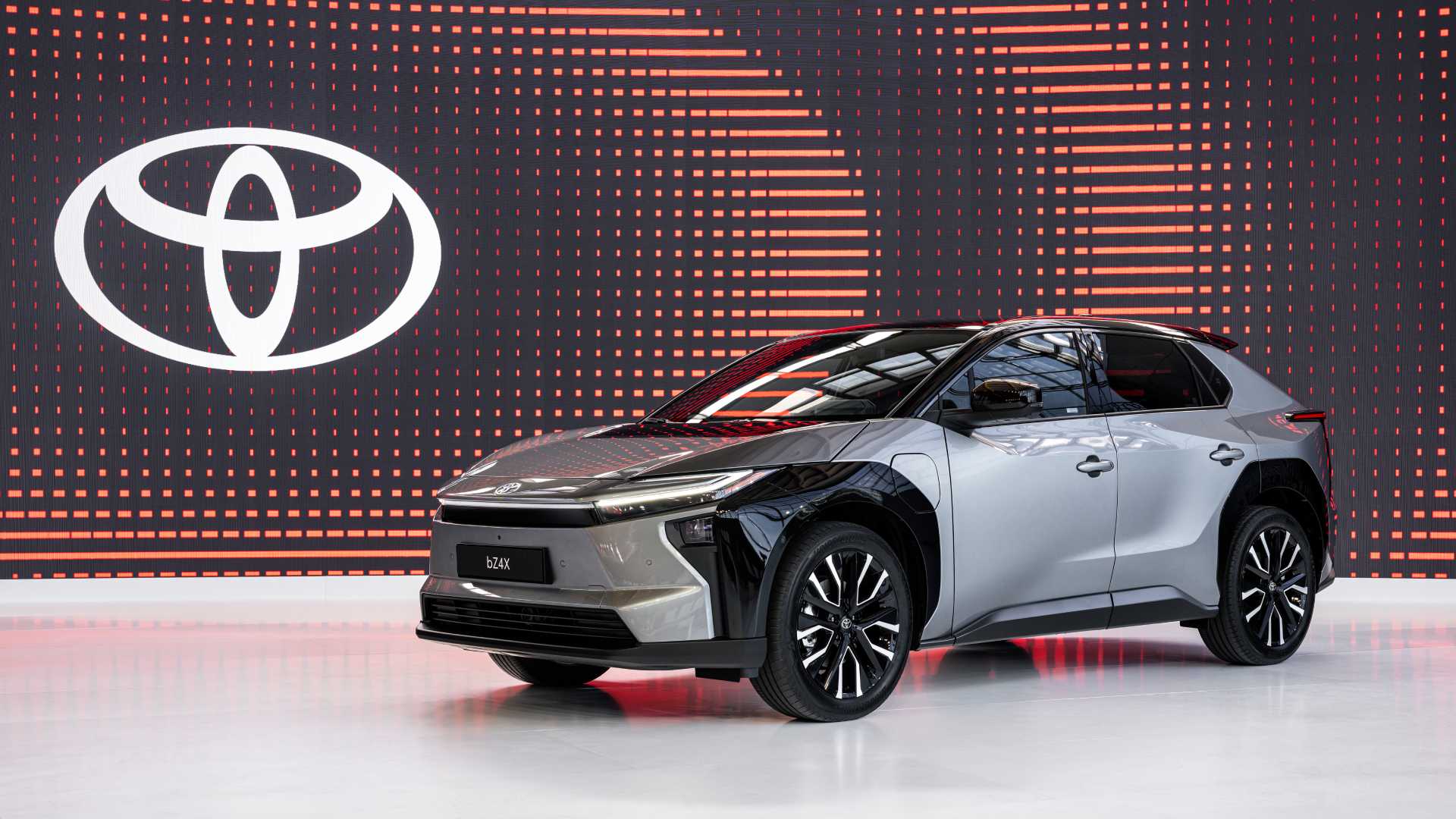 Ηλεκτροκίνηση χωρίς ρίσκο; Η Toyota δείχνει τον δρόμο