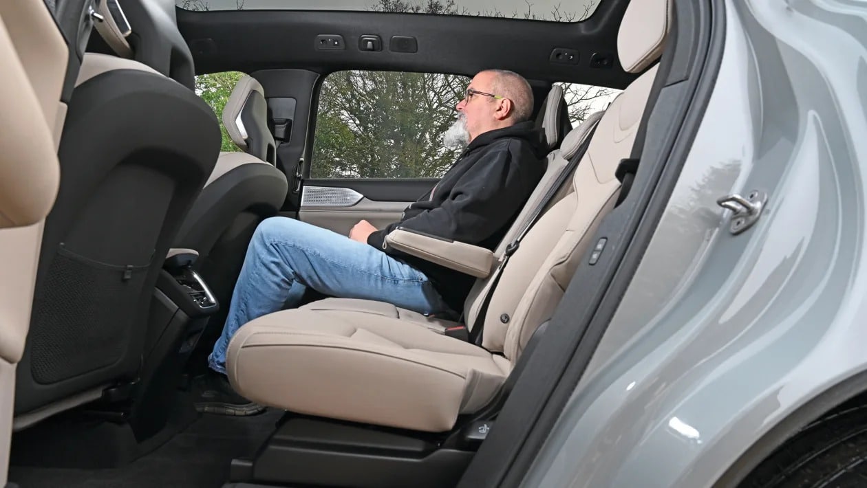 BMW iX εναντίον Volvo EX90: Ποιο premium ηλεκτρικό SUV κερδίζει;