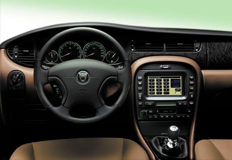 Αναλογικά vs Ψηφιακά αυτοκίνητα: Μας κατέστρεψε η τεχνολογία ή μας έσωσε;