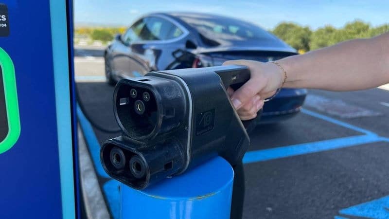 Ο πόλεμος στο Ιράν εκτοξεύει την υιοθέτηση των ηλεκτρικών αυτοκινήτων παγκοσμίως