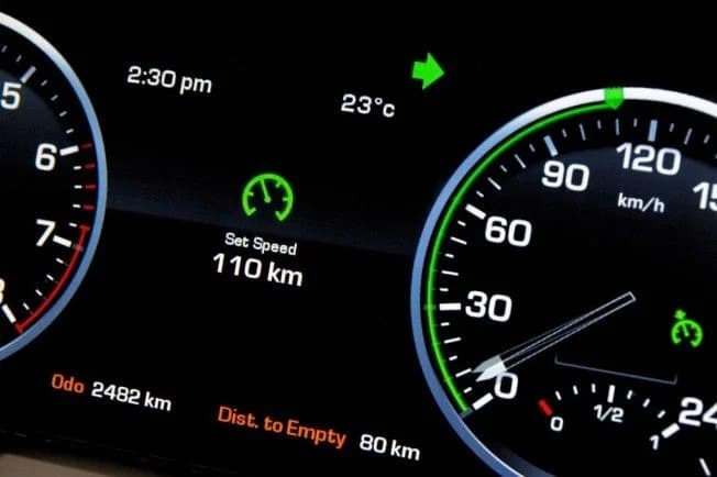 Αναλογικά vs Ψηφιακά αυτοκίνητα: Μας κατέστρεψε η τεχνολογία ή μας έσωσε;