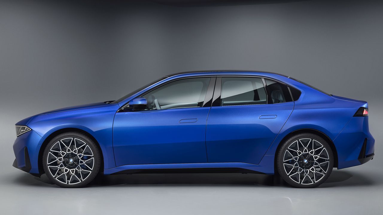 Mercedes C-Class Electric vs BMW i3: Ποιο νέο ηλεκτρικό sedan τα καταφέρνει καλύτερα;