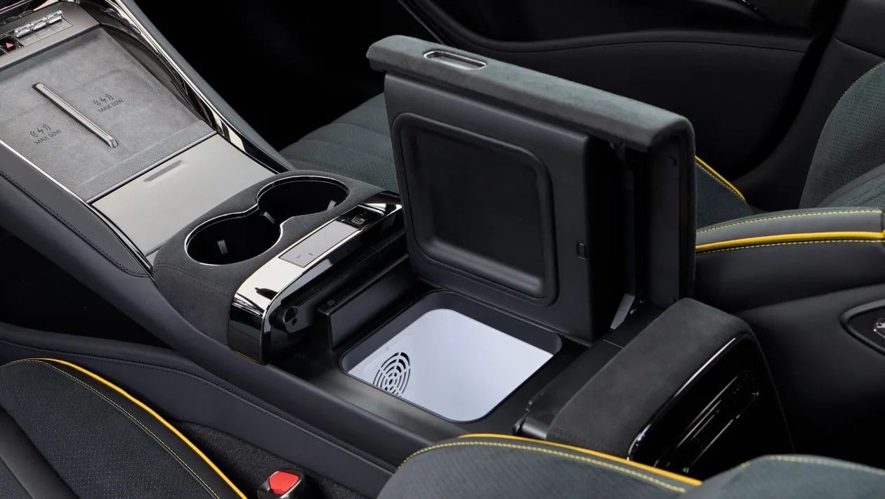 Ηλεκτρικό υπερόπλο: Το Denza Z9GT φορτίζει σε 5' και αφήνει πίσω Porsche και Tesla