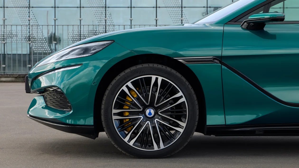 Ηλεκτρικό υπερόπλο: Το Denza Z9GT φορτίζει σε 5' και αφήνει πίσω Porsche και Tesla