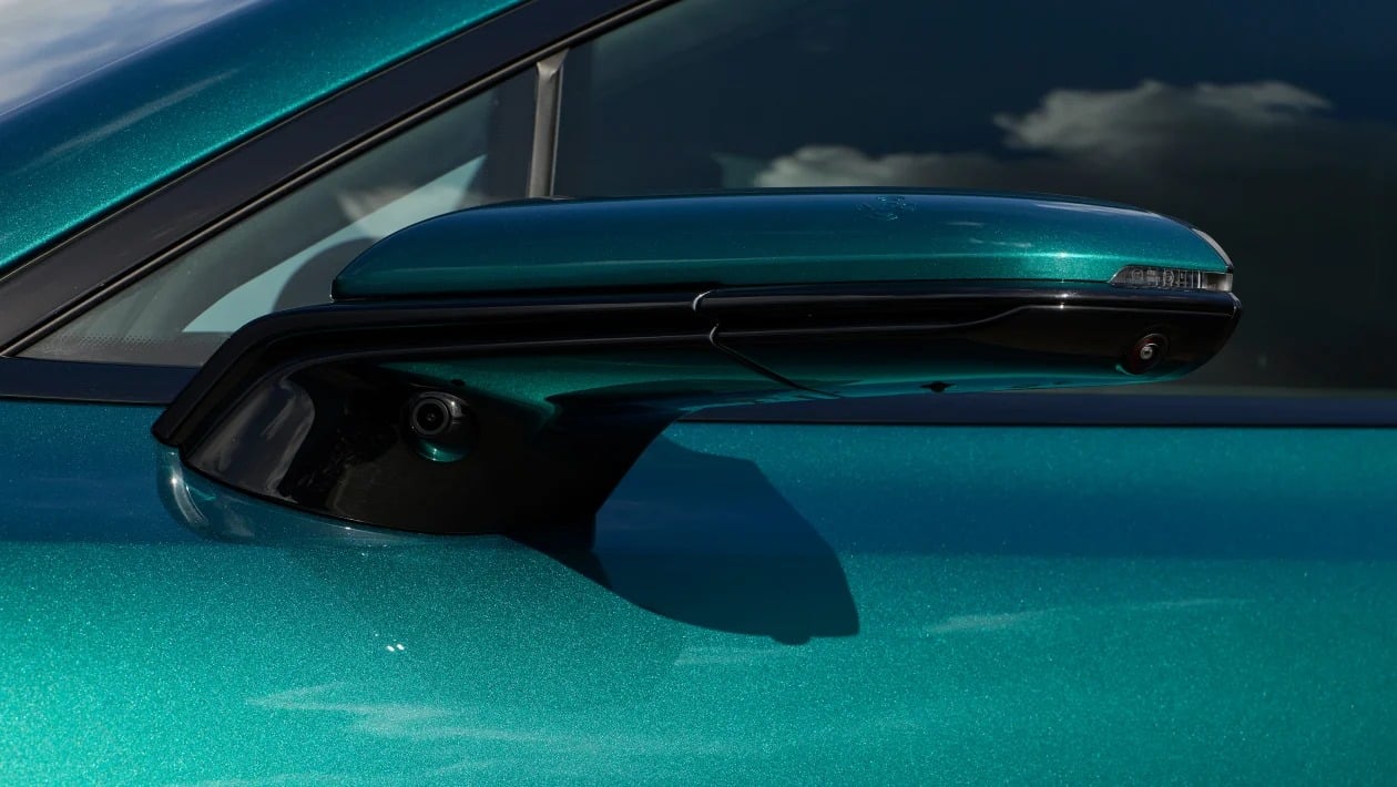 Ηλεκτρικό υπερόπλο: Το Denza Z9GT φορτίζει σε 5' και αφήνει πίσω Porsche και Tesla