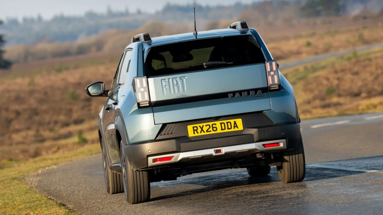 Fiat Grande Panda Hybrid: Το μικρό που τα κάνει όλα και καίει σαν... scooter!