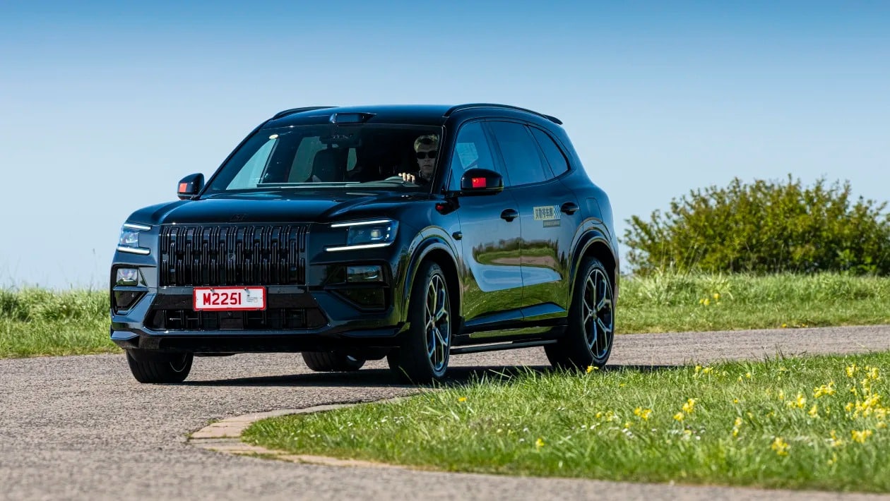 1.400 PS και 240 km ηλεκτρικής αυτονομίας - Το Zeekr 8X έρχεται να γκρεμίσει BMW & Audi με τιμή-σοκ