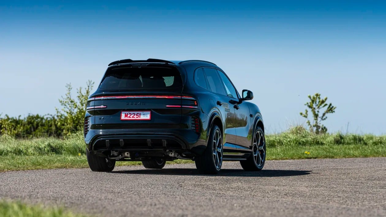 1.400 PS και 240 km ηλεκτρικής αυτονομίας - Το Zeekr 8X έρχεται να γκρεμίσει BMW & Audi με τιμή-σοκ