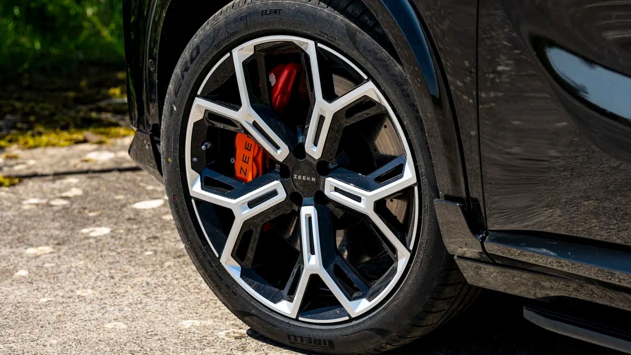 1.400 PS και 240 km ηλεκτρικής αυτονομίας - Το Zeekr 8X έρχεται να γκρεμίσει BMW & Audi με τιμή-σοκ