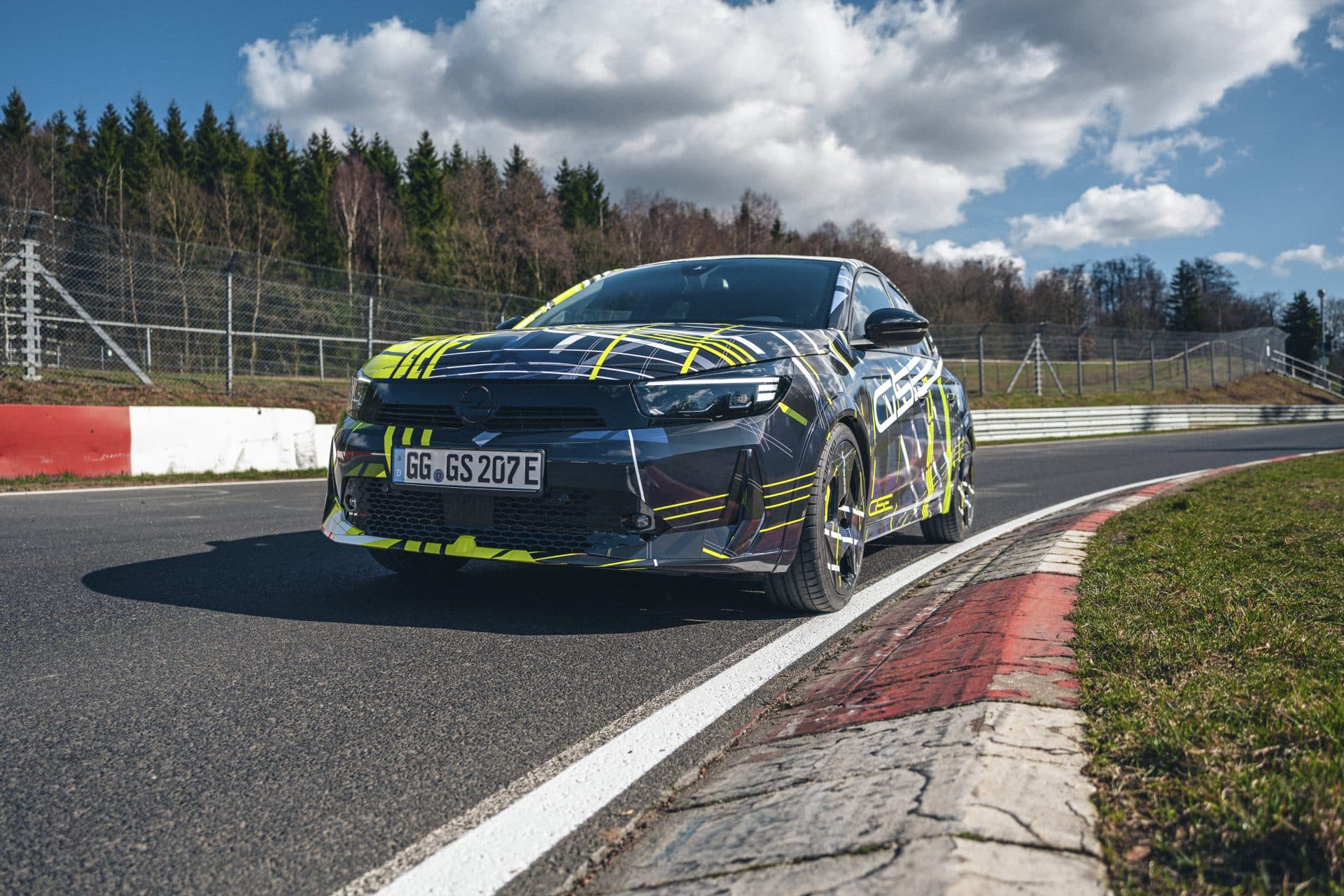 Τραβάει όλα τα βλέμματα: Το Νέο Opel Corsa GSE με σπορ καμουφλάζ