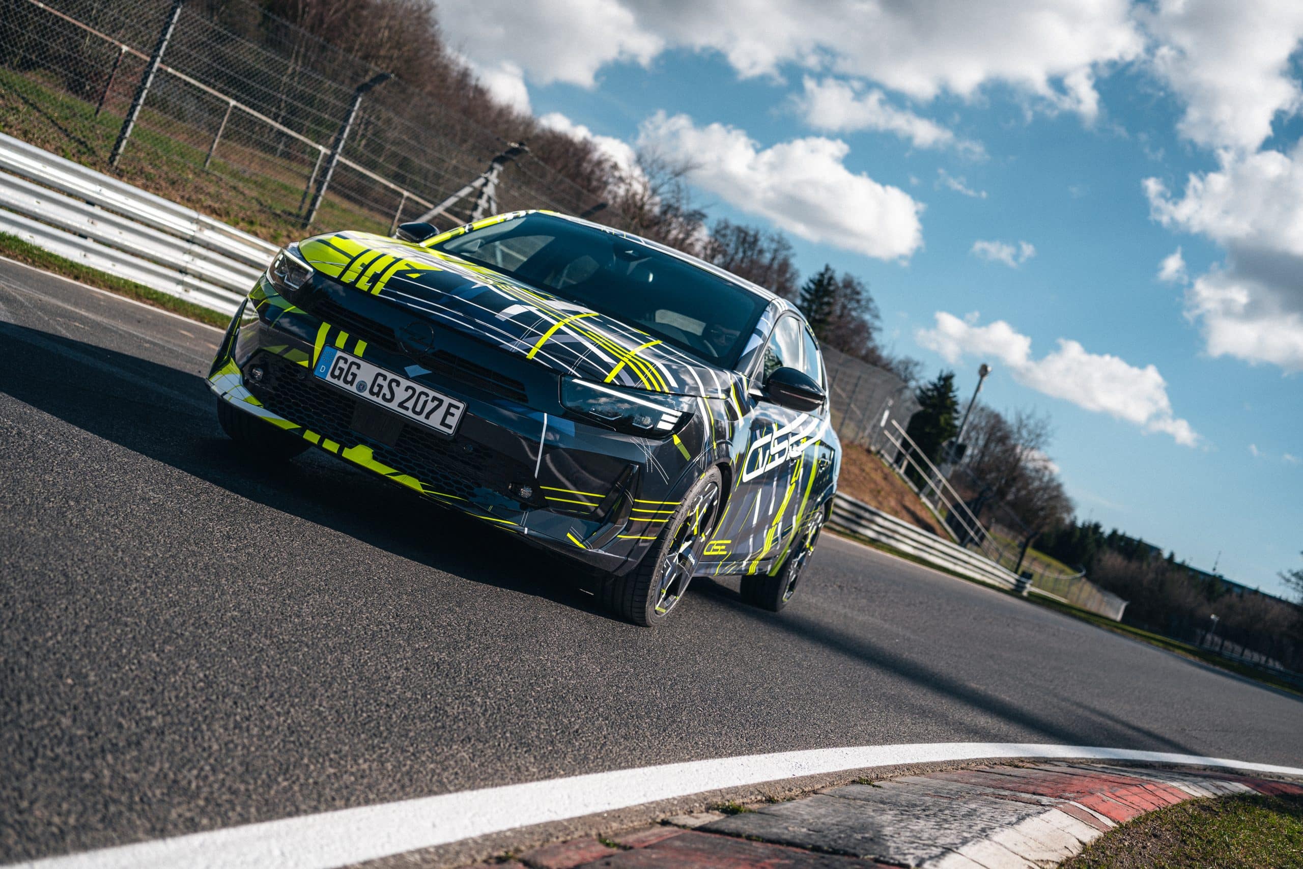 Τραβάει όλα τα βλέμματα: Το Νέο Opel Corsa GSE με σπορ καμουφλάζ