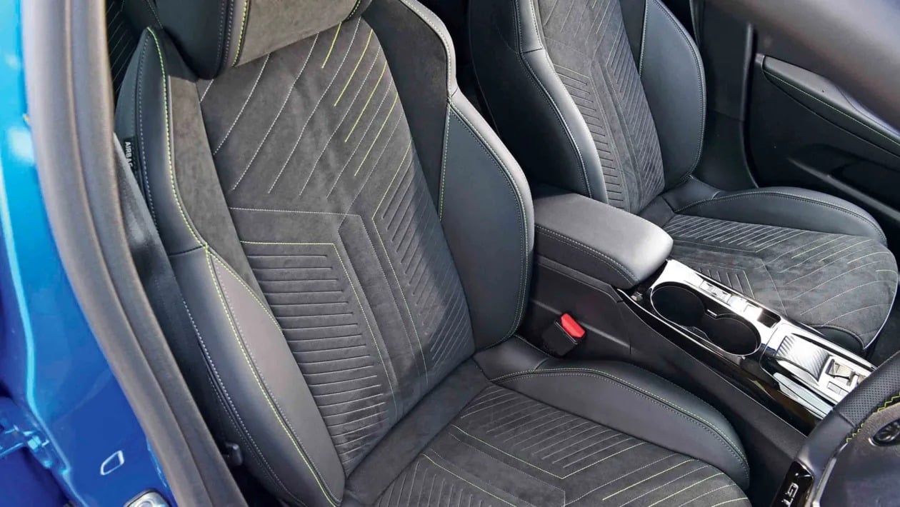 Peugeot E-208: Πόσο καλά αντέχει απέναντι στα νεότερα ηλεκτρικά;