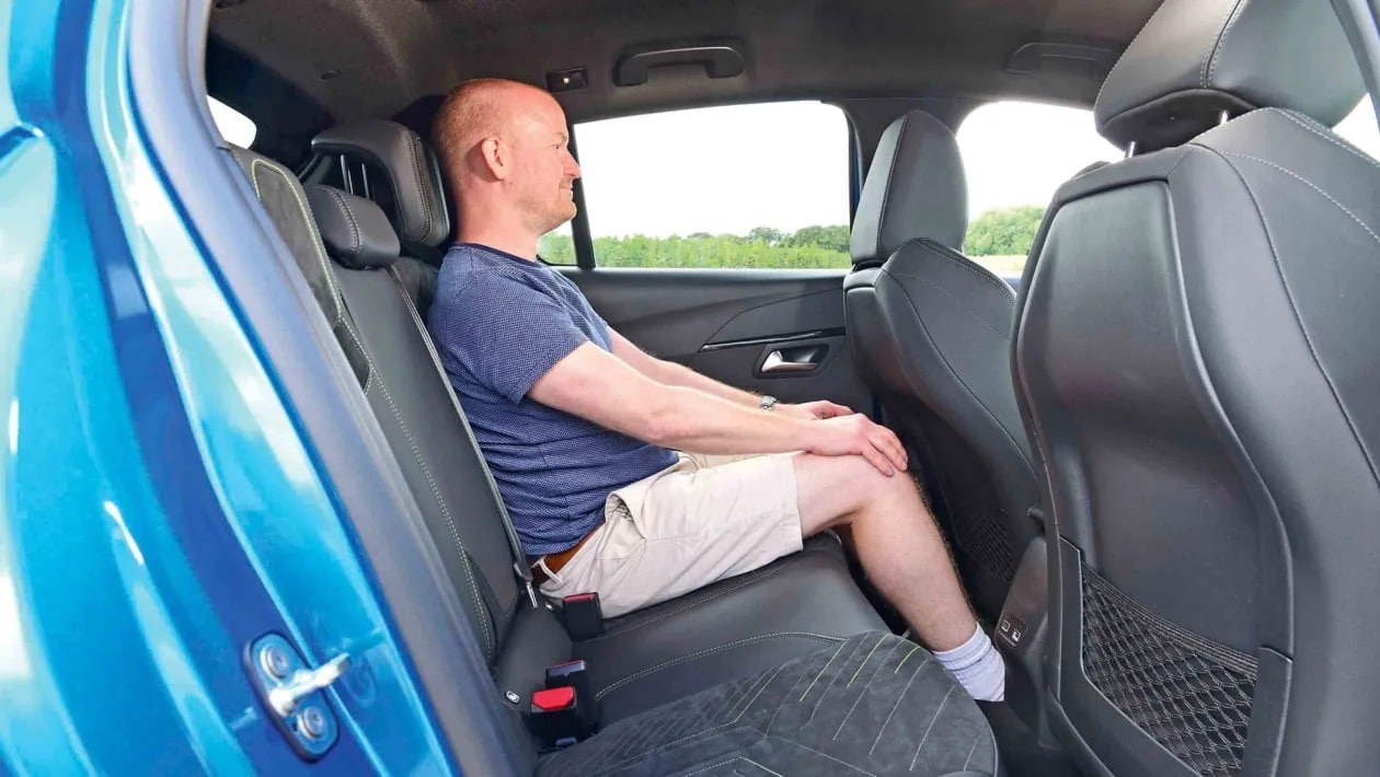 Peugeot E-208: Πόσο καλά αντέχει απέναντι στα νεότερα ηλεκτρικά;