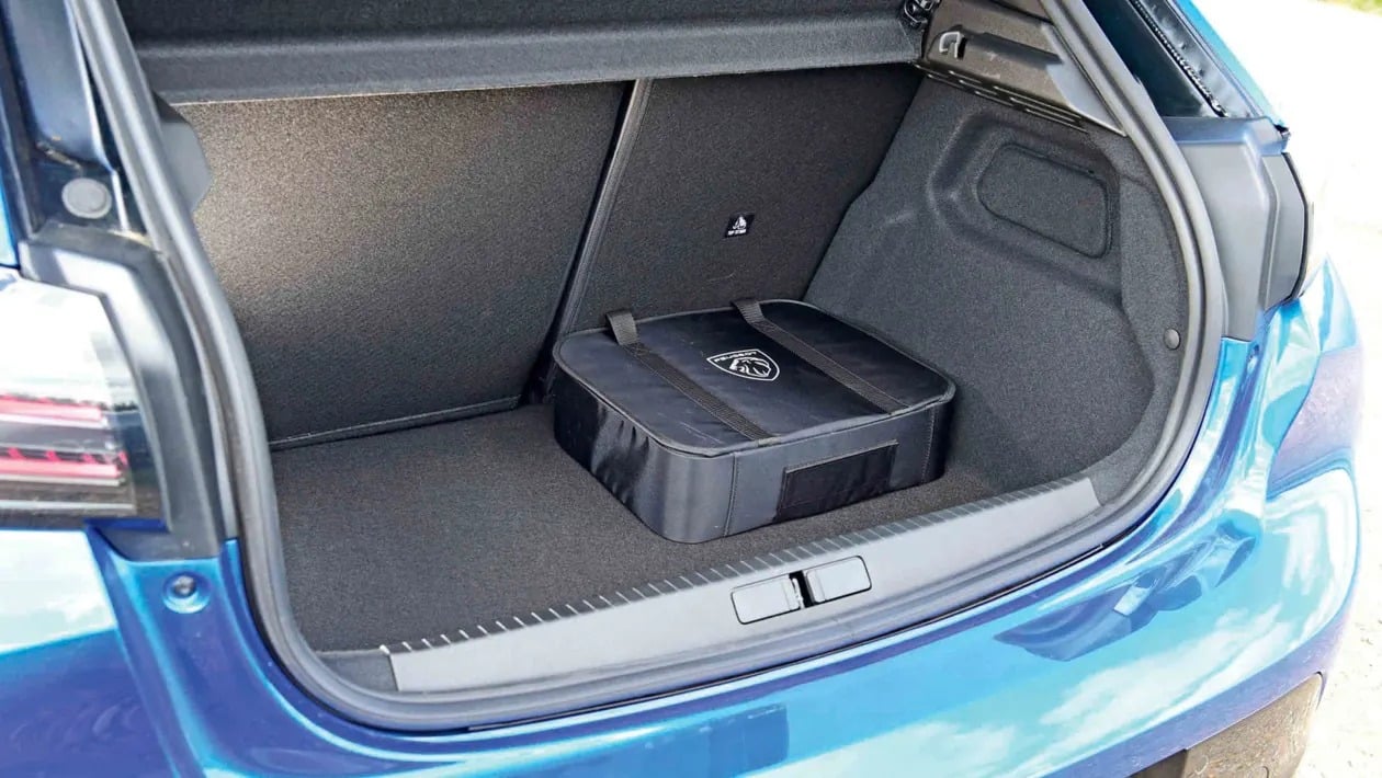 Peugeot E-208: Πόσο καλά αντέχει απέναντι στα νεότερα ηλεκτρικά;