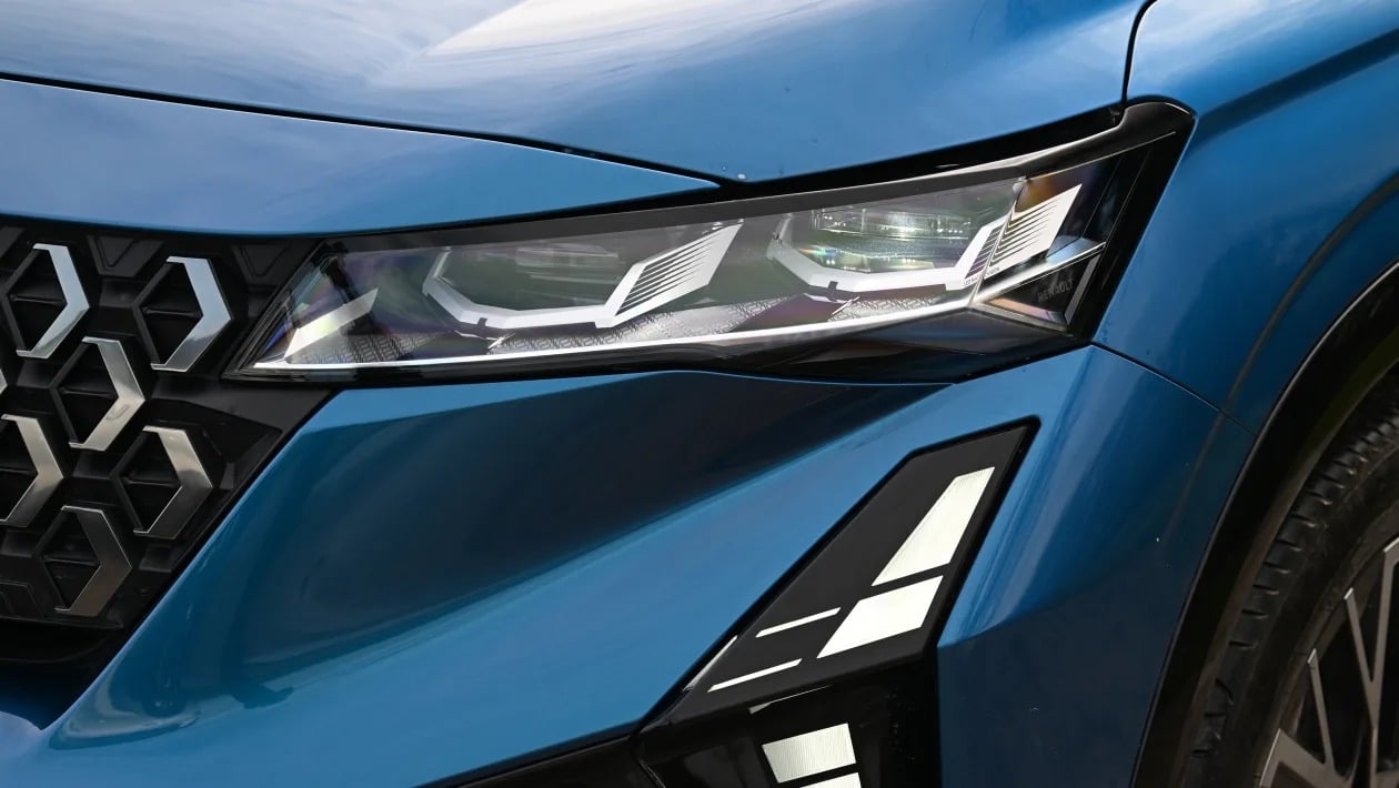 Renault Austral vs Opel Grandland: Ποιο υβριδικό SUV προσφέρει περισσότερα;