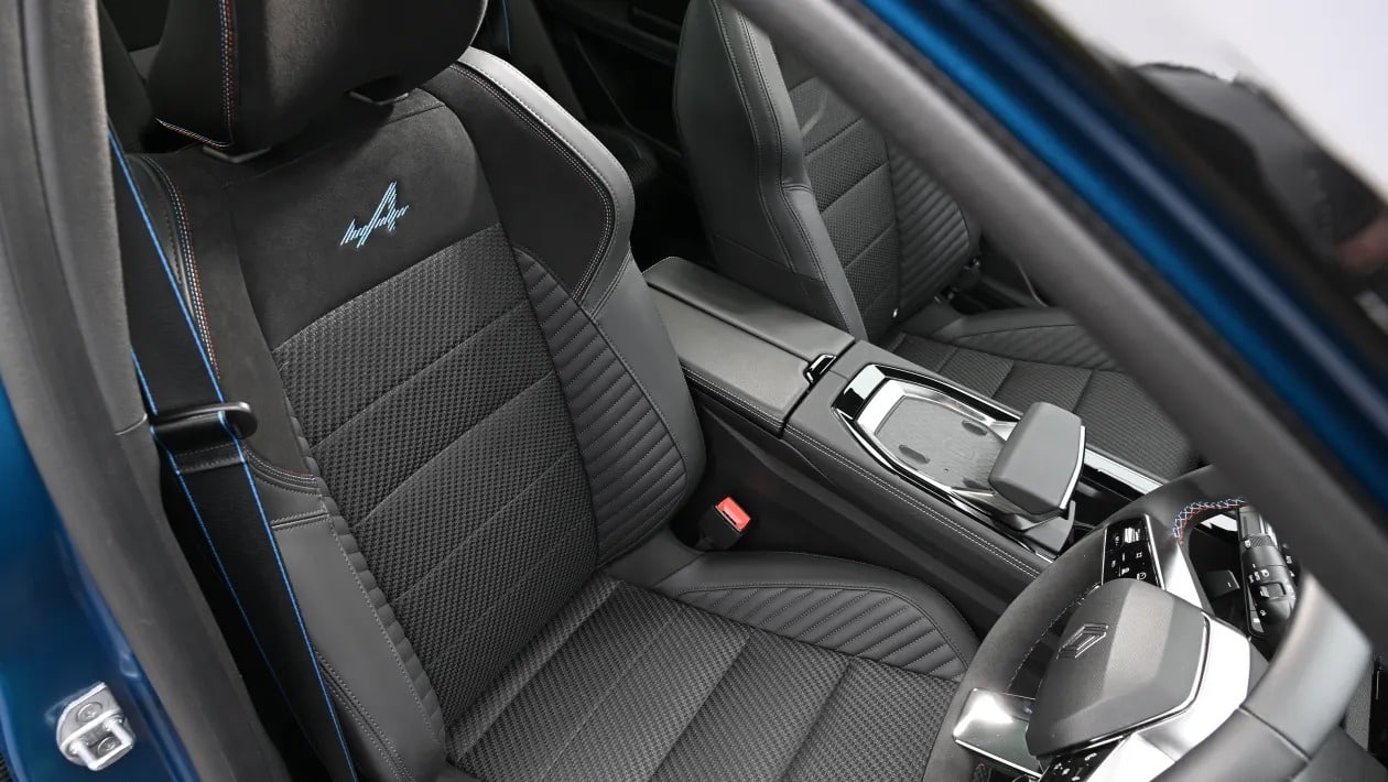 Renault Austral vs Opel Grandland: Ποιο υβριδικό SUV προσφέρει περισσότερα;