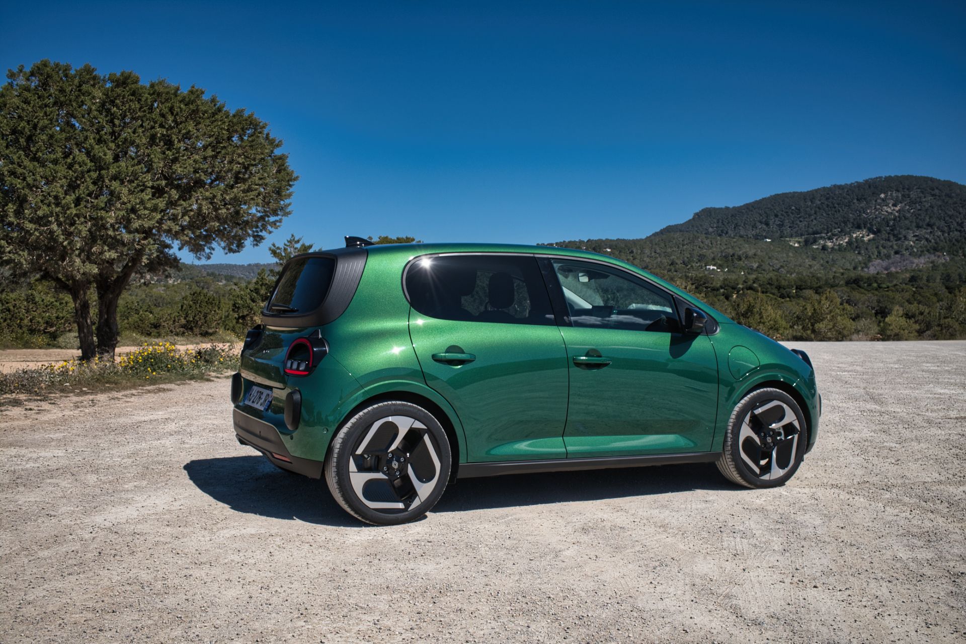 Renault Twingo E-Tech: French Kiss στην Ίμπιζα