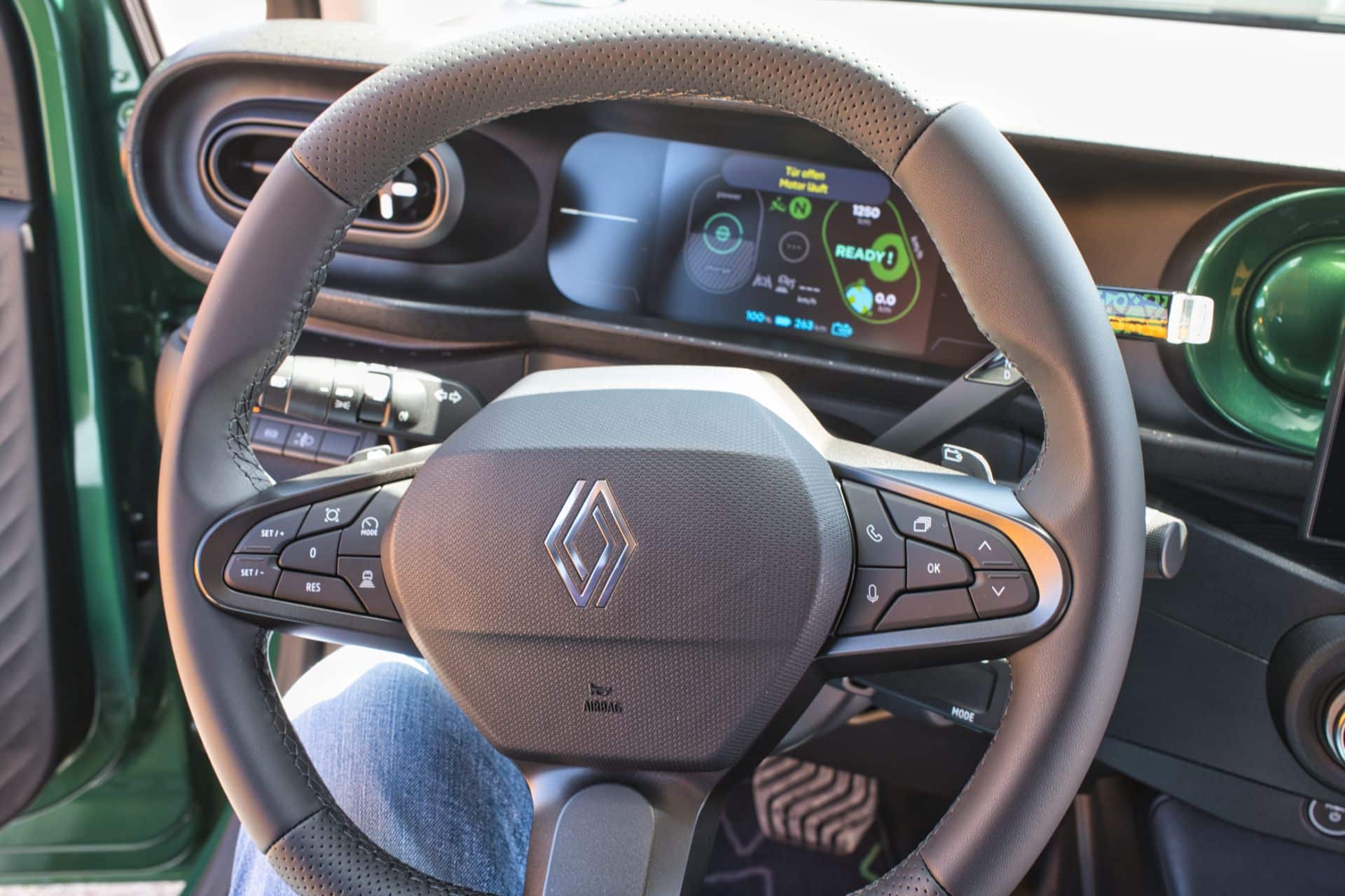 Renault Twingo E-Tech: French Kiss στην Ίμπιζα