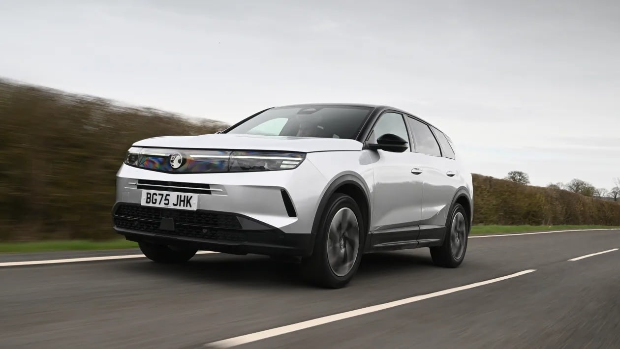 Renault Austral vs Opel Grandland: Ποιο υβριδικό SUV προσφέρει περισσότερα;