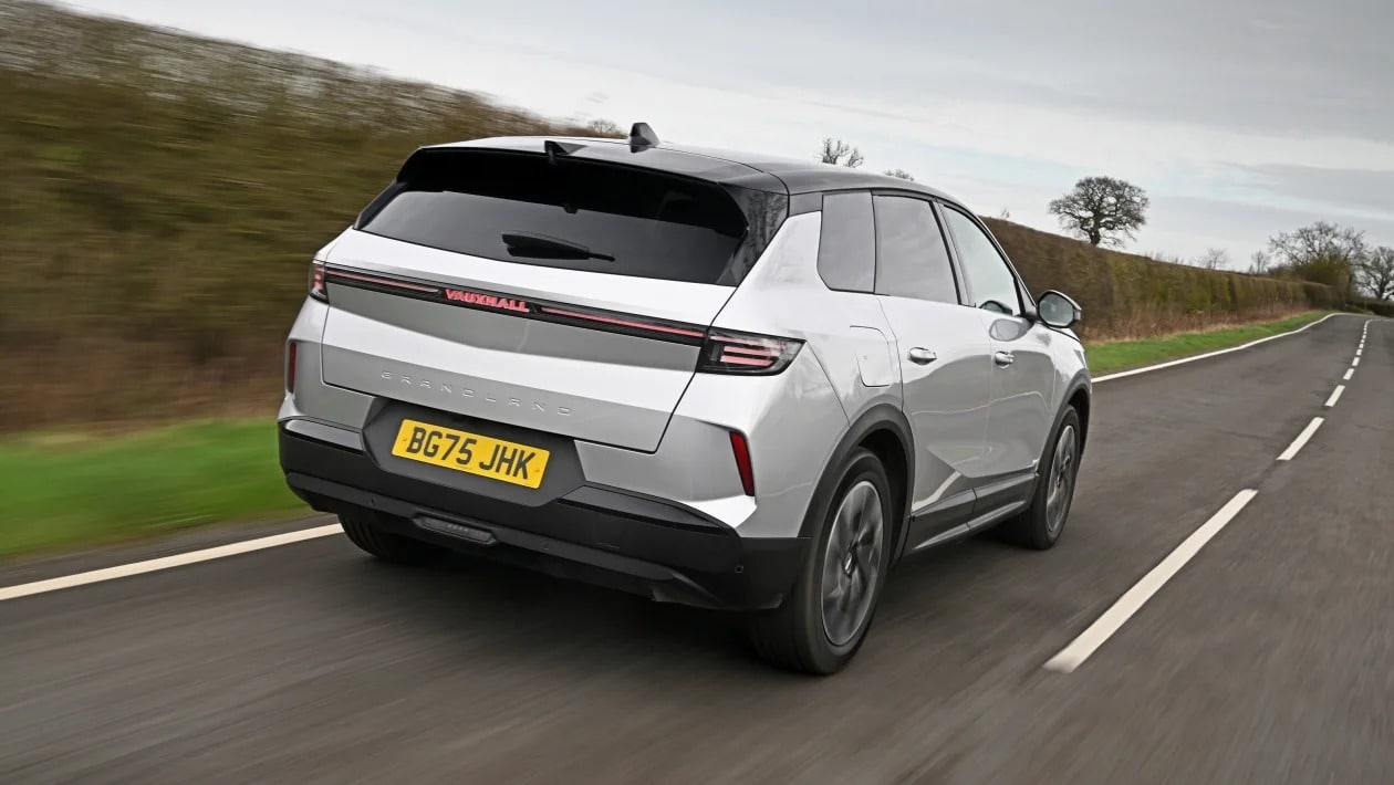 Renault Austral vs Opel Grandland: Ποιο υβριδικό SUV προσφέρει περισσότερα;