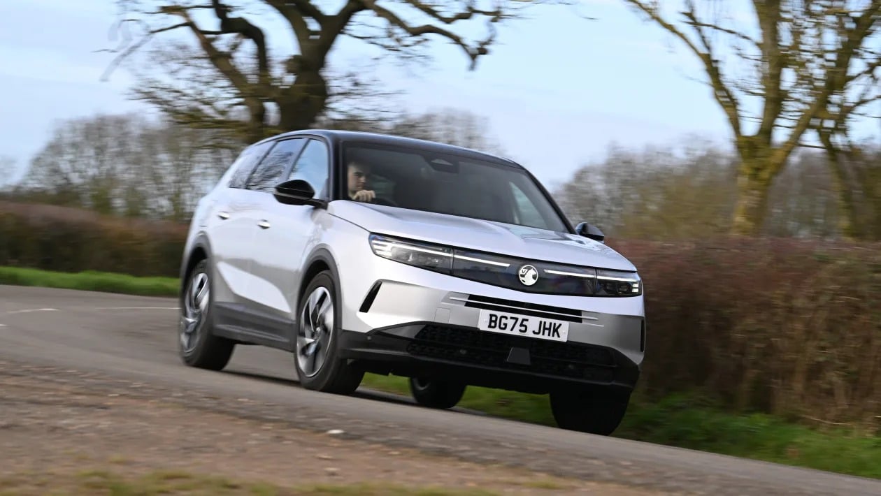 Renault Austral vs Opel Grandland: Ποιο υβριδικό SUV προσφέρει περισσότερα;