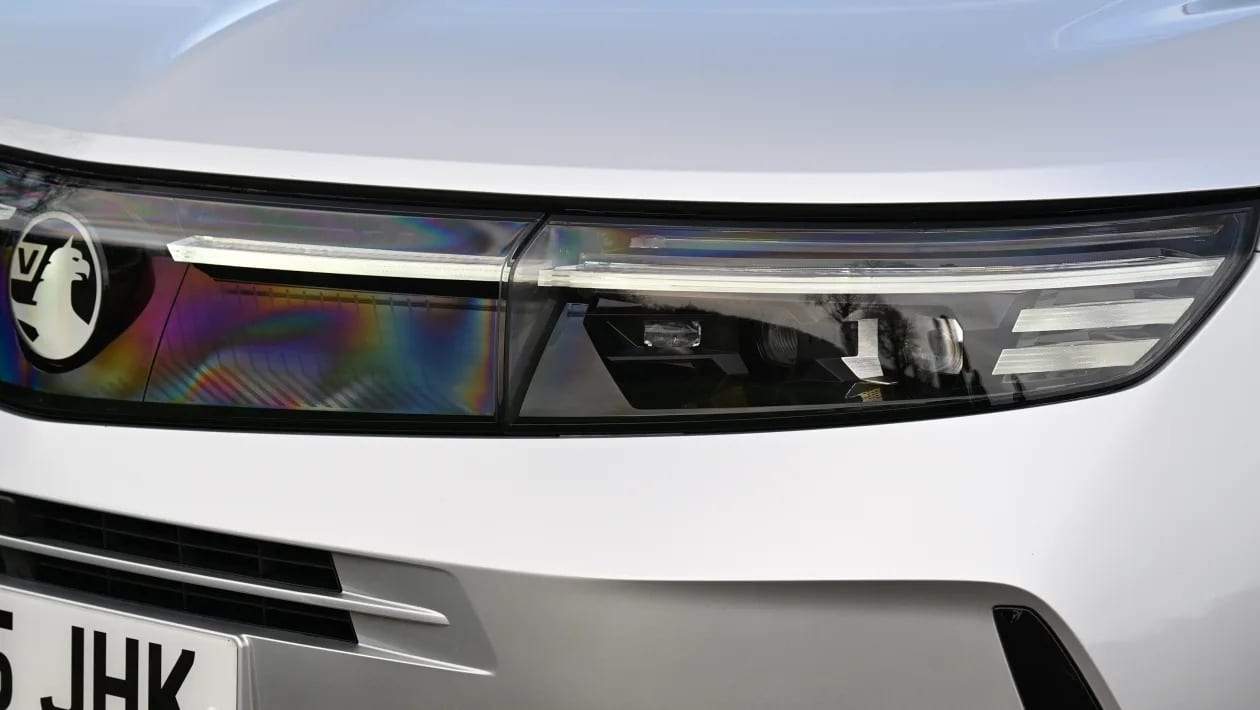 Renault Austral vs Opel Grandland: Ποιο υβριδικό SUV προσφέρει περισσότερα;