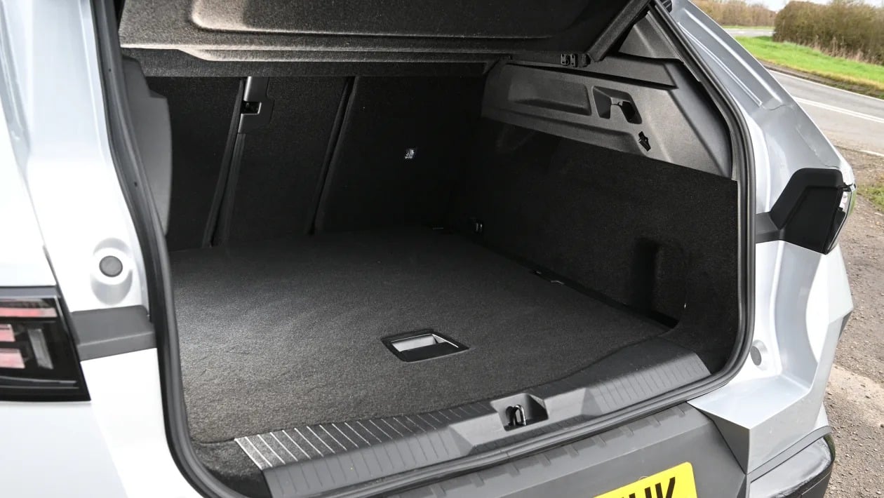 Renault Austral vs Opel Grandland: Ποιο υβριδικό SUV προσφέρει περισσότερα;