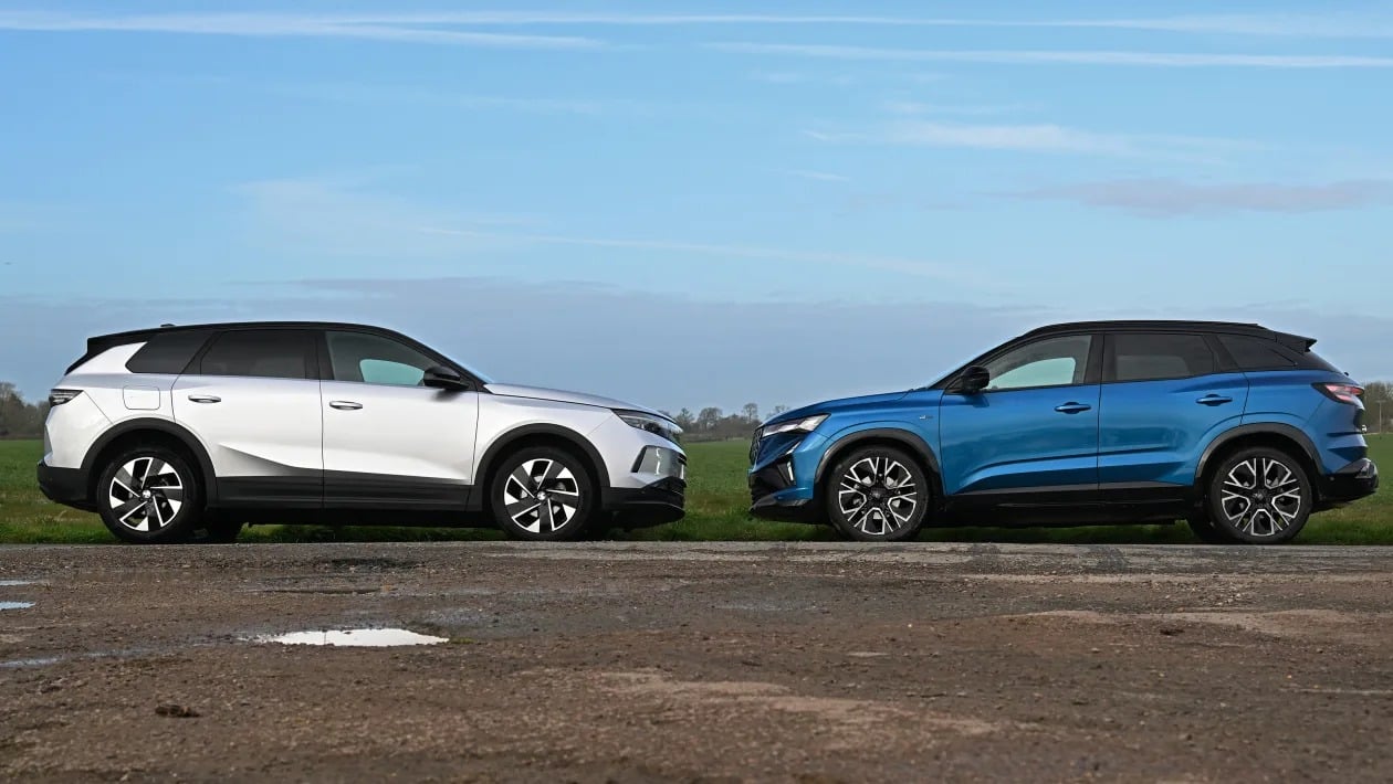 Renault Austral vs Opel Grandland: Ποιο υβριδικό SUV προσφέρει περισσότερα;