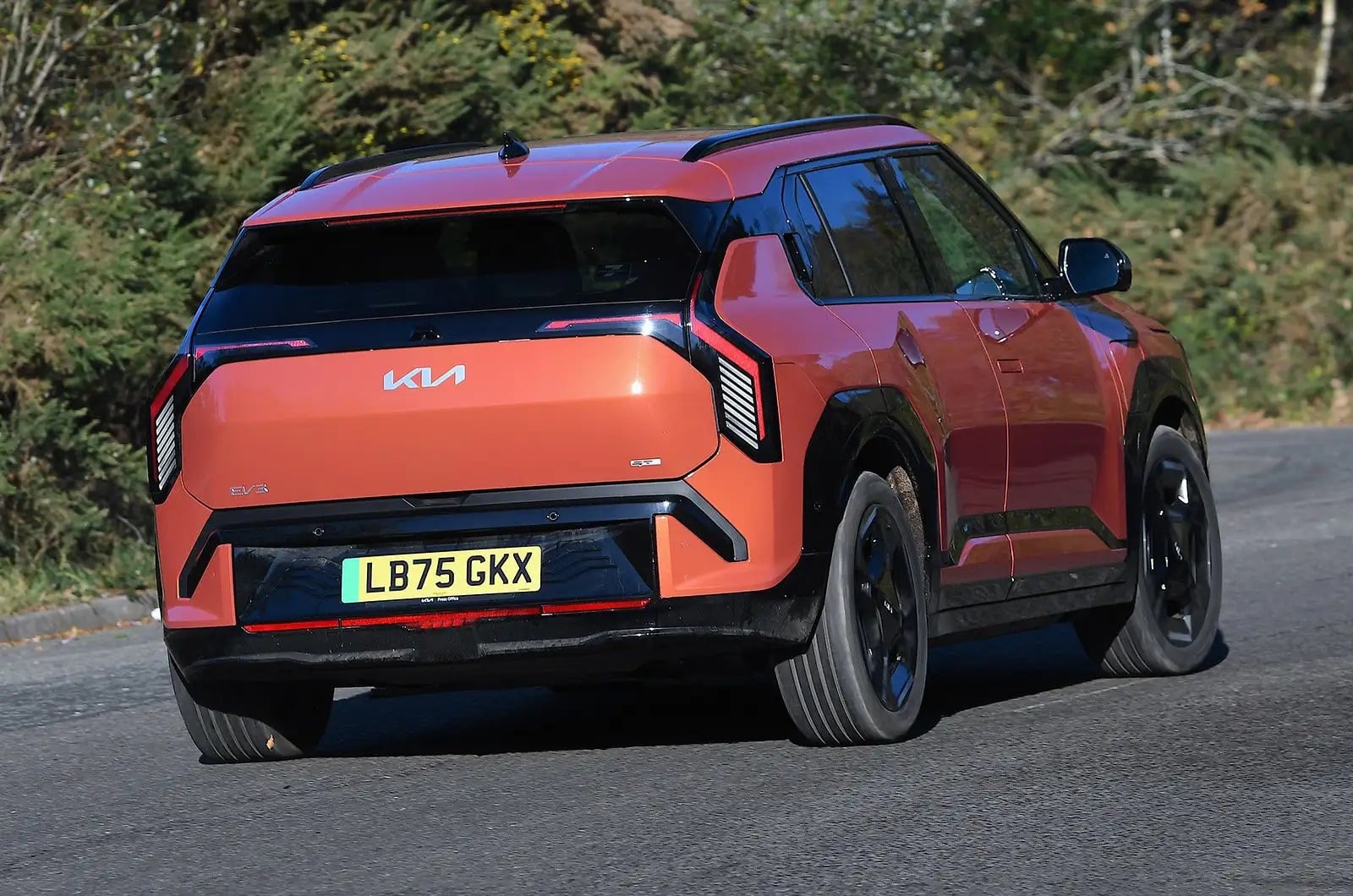 Kia EV3 vs Nissan Leaf: Ποιο ηλεκτρικό SUV κερδίζει πραγματικά;