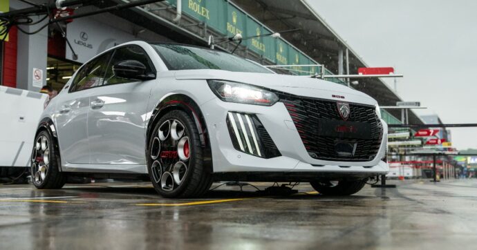 Το νέο Peugeot 208 GTi «γαζώνει» στην Imola