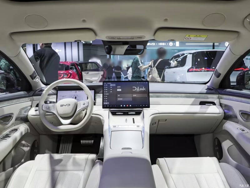 BYD Seal 08: Το κινεζικό «όπλο» των 694 PS φορτίζει 400 χλμ. σε μόλις 5 λεπτά