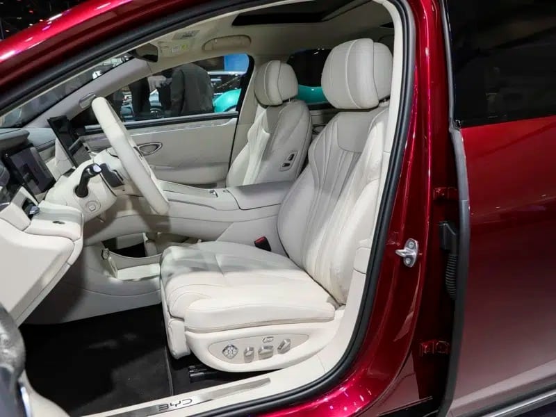 BYD Seal 08: Το κινεζικό «όπλο» των 694 PS φορτίζει 400 χλμ. σε μόλις 5 λεπτά