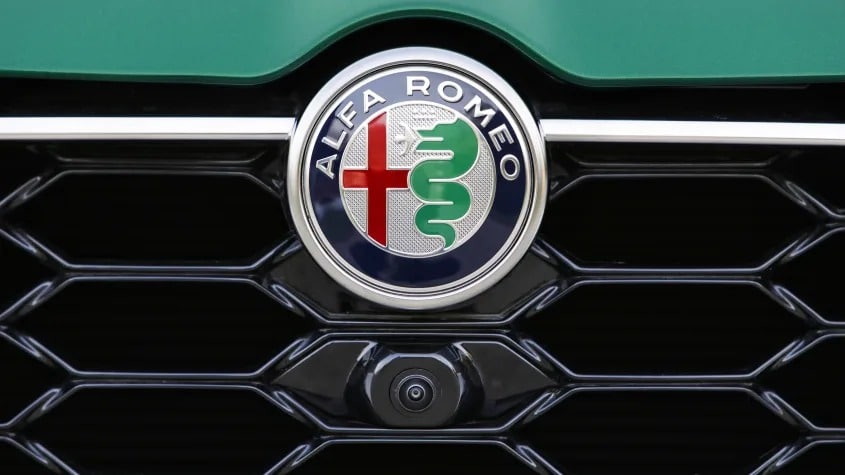 Νέα Alfa Romeo-έκπληξη: Έρχεται φουτουριστικό SUV και μυστηριώδες supercar