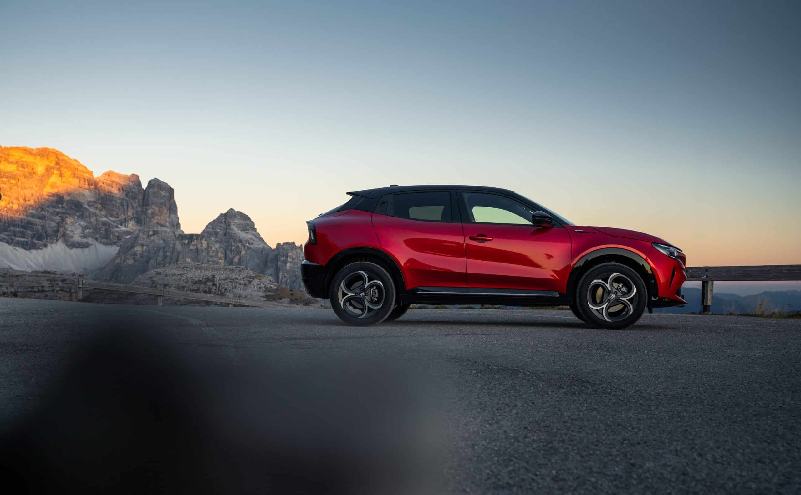 Alfa Romeo Junior Ibrida: Αναβαθμισμένη γκάμα με τιμή €27.990 και 8 χρόνια εργοστασιακή εγγύηση