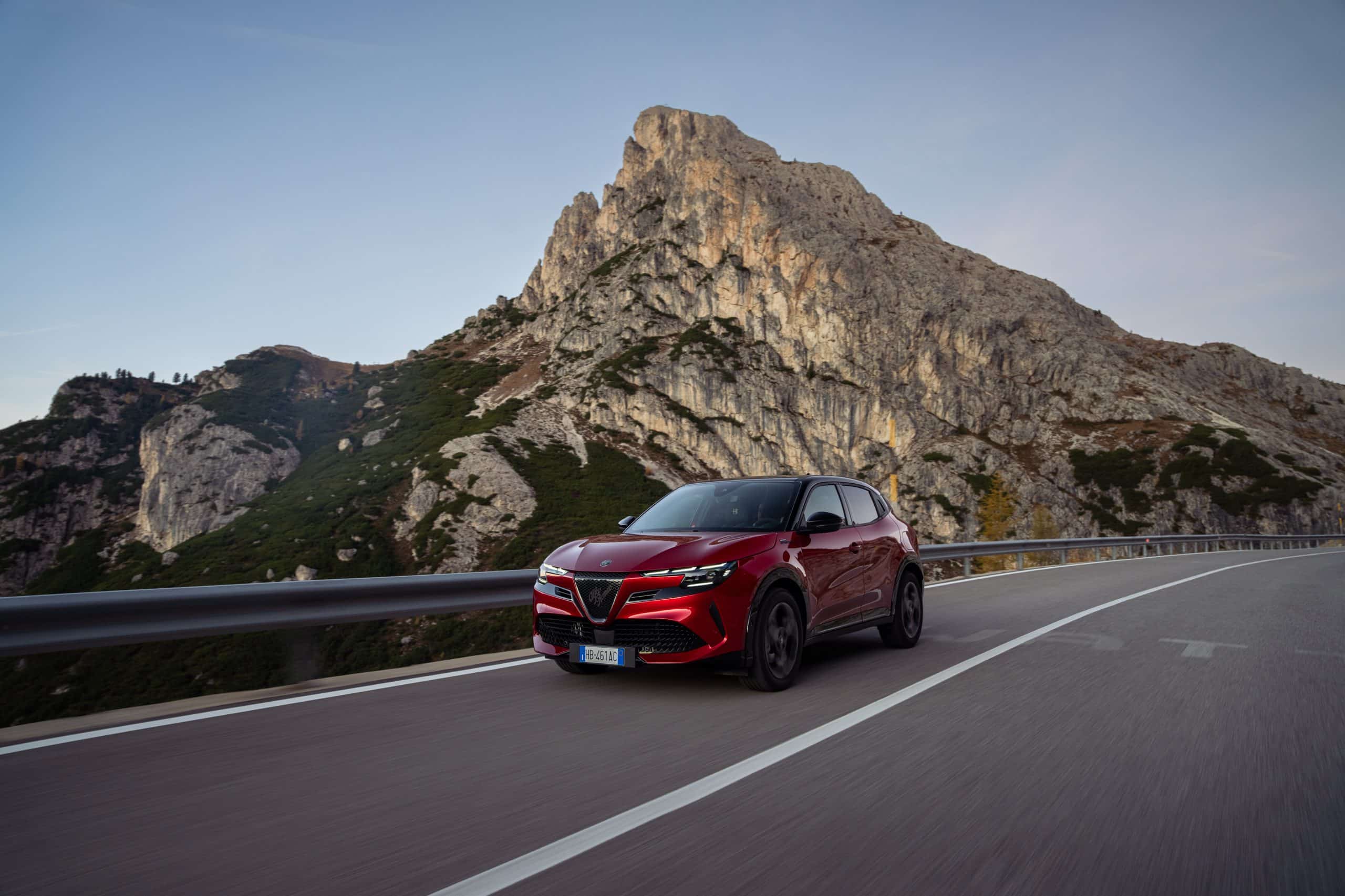 Alfa Romeo Junior Ibrida: Αναβαθμισμένη γκάμα με τιμή €27.990 και 8 χρόνια εργοστασιακή εγγύηση