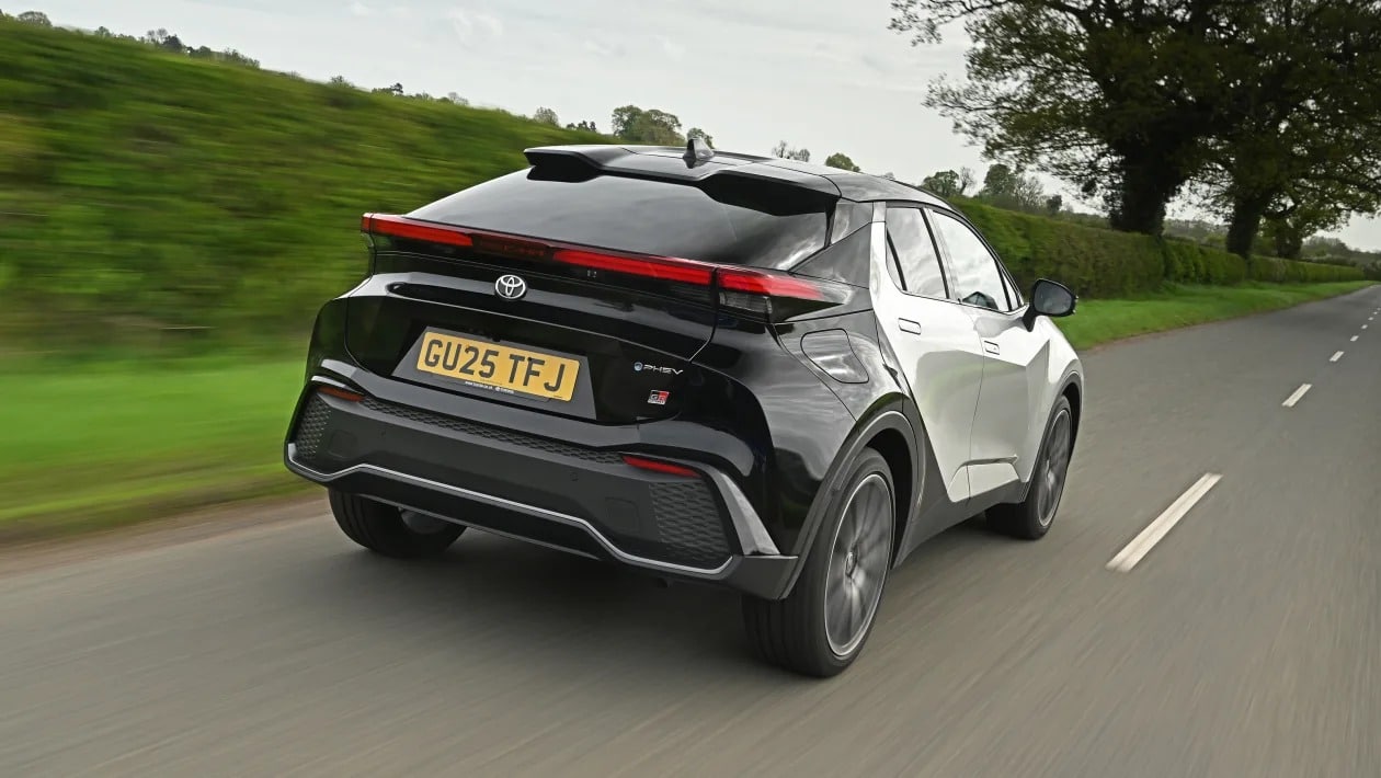 Volkswagen T-Roc vs Toyota C-HR: Η μάχη που αποκαλύπτει τον νέο βασιλιά των compact SUV