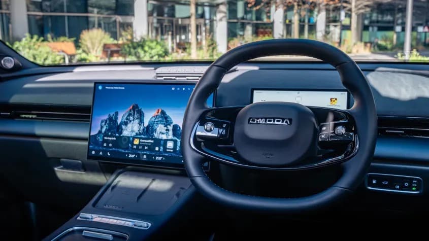 Omoda 7 Noble Tech: Το SUV με την… κινούμενη οθόνη!
