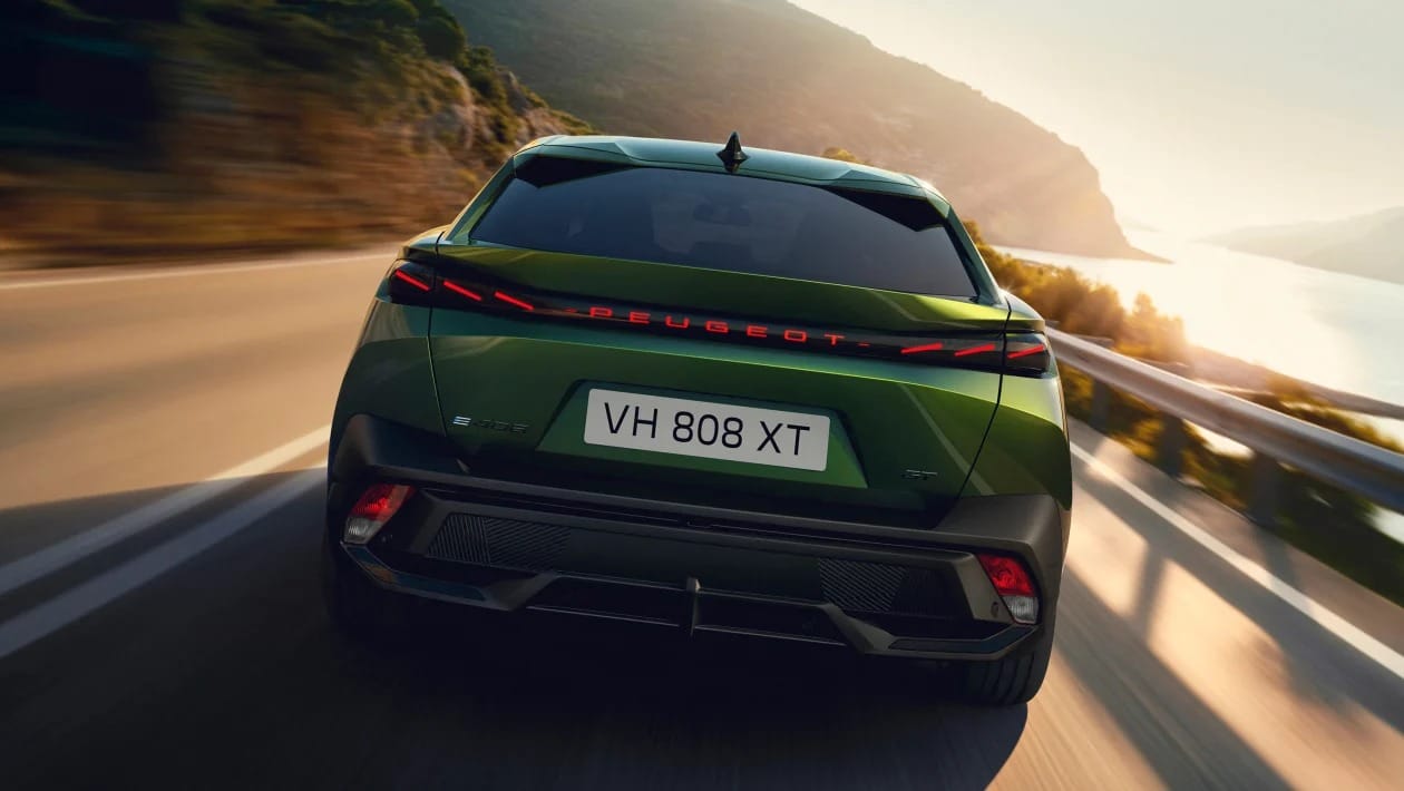 Η Peugeot αναβάθμισε το 408 και τώρα «φλερτάρει» premium μοντέλα