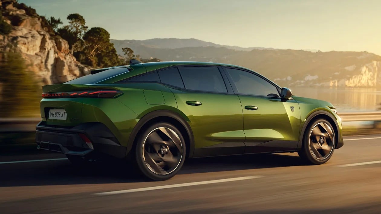 Η Peugeot αναβάθμισε το 408 και τώρα «φλερτάρει» premium μοντέλα