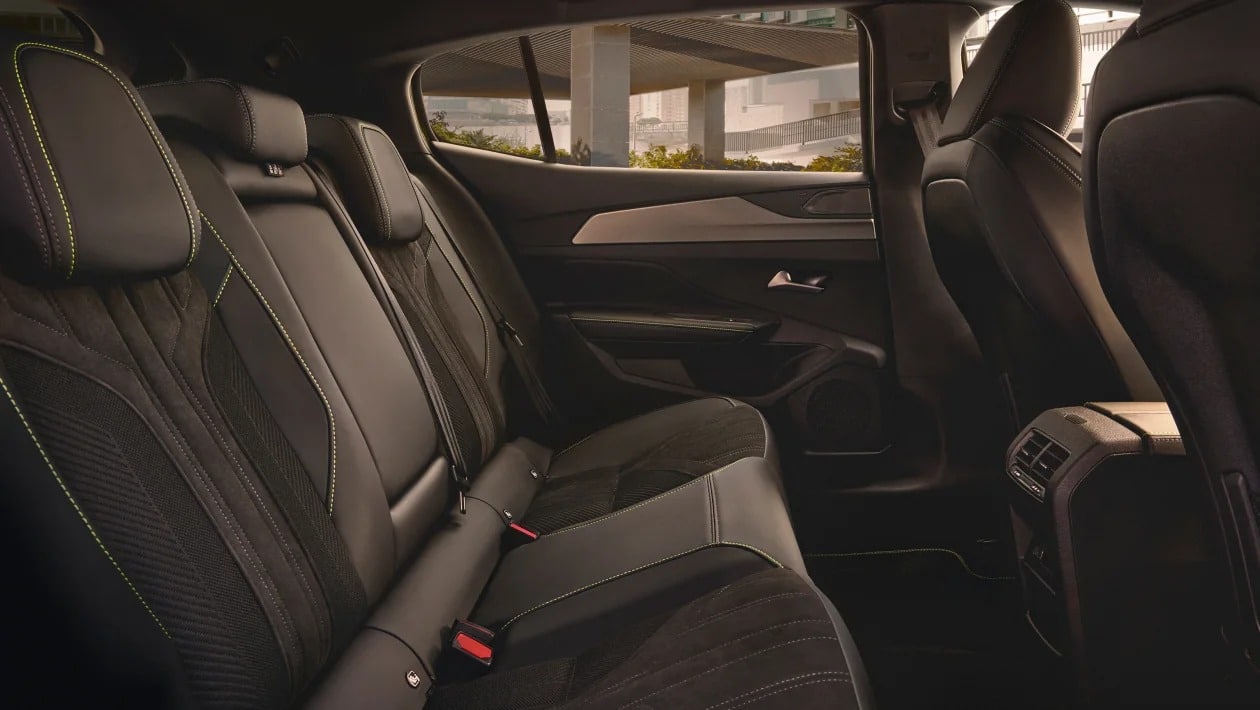 Η Peugeot αναβάθμισε το 408 και τώρα «φλερτάρει» premium μοντέλα