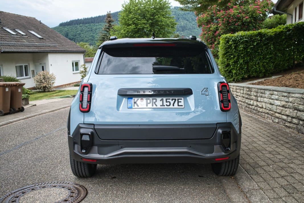 Πάτησε Ελλάδα το Renault 4 E-Tech - Δείτε εκδόσεις και τιμές