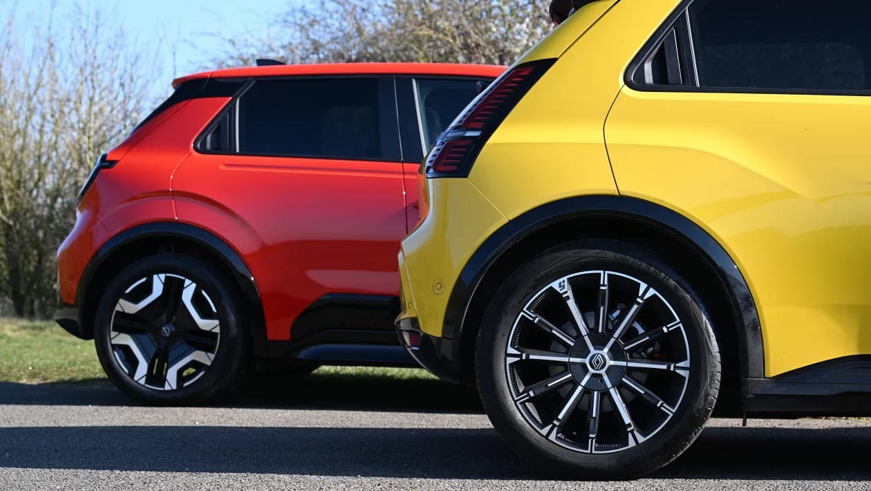 Nissan Micra vs Renault 5 – Ποιο ηλεκτρικό supermini κλέβει την παράσταση;